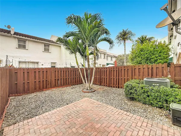 a view of a backyard