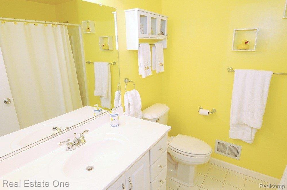25390 Wykeshire Road Farmington, MI 48336 - Photo 14 of 16 Main Full Bath