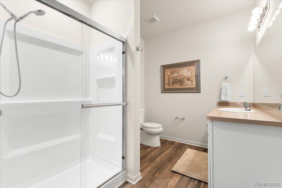 9805 Ridge Run Street Howell, MI 48855 - Photo 10 of 18 Primary Bathroom