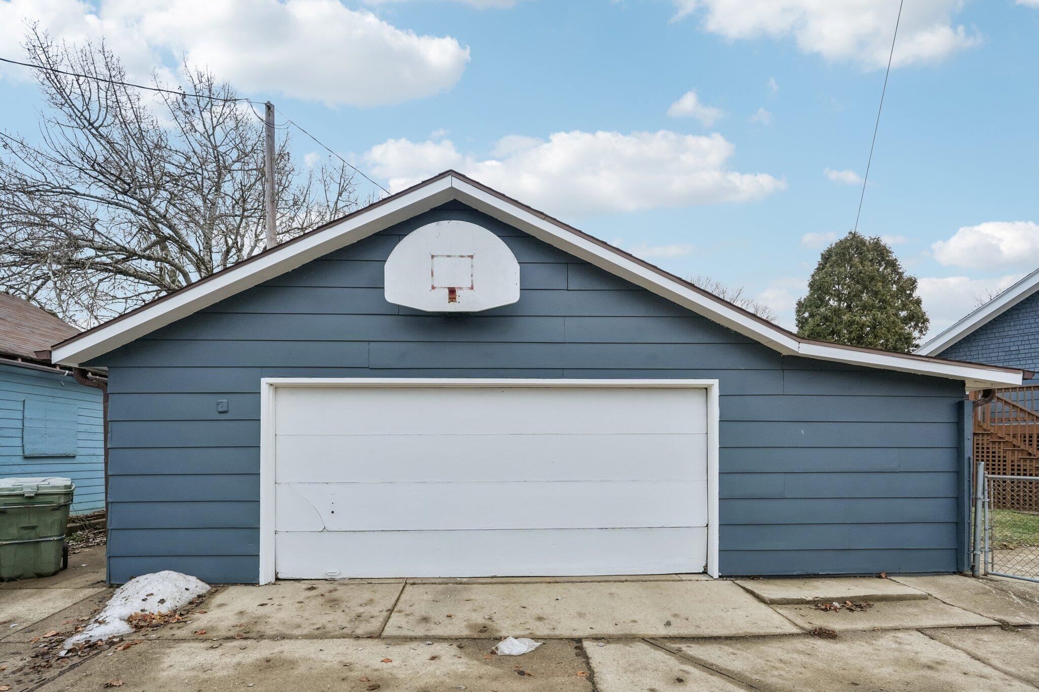 9208 West Swan Circle Milwaukee, WI 53225 - Photo 28 of 29 garage