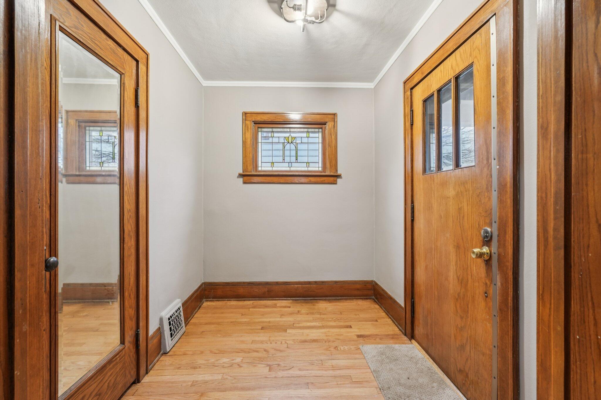 9208 West Swan Circle Milwaukee, WI 53225 - Photo 4 of 29 14-web-or-mls-W Swan Cir-S2712-014