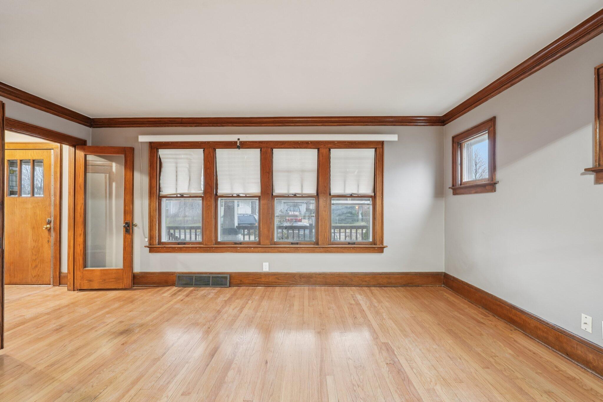 9208 West Swan Circle Milwaukee, WI 53225 - Photo 8 of 29 18-web-or-mls-W Swan Cir-S2712-018