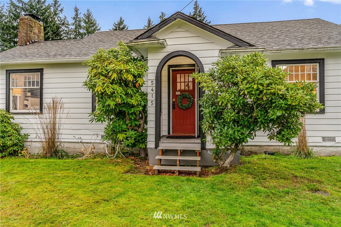 5415 Rockefeller Avenue Everett, WA 98203 - Photo 2 of 30 a front view of a house with garden