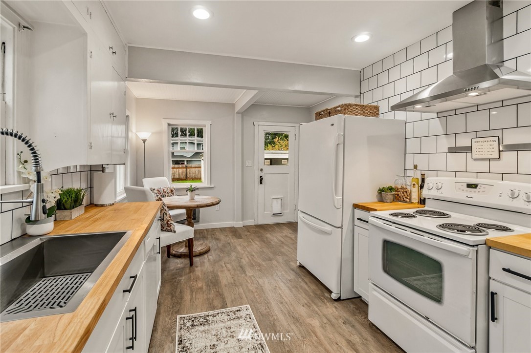 5415 Rockefeller Avenue Everett, WA 98203 - Photo 13 of 30 a kitchen with stainless steel appliances a stove a sink and a refrigerator