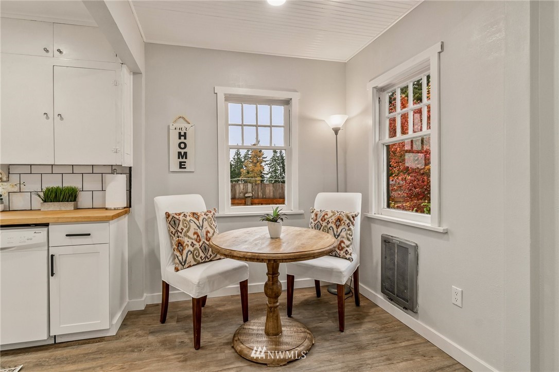5415 Rockefeller Avenue Everett, WA 98203 - Photo 18 of 30 a dining room with furniture a rug and wooden floor