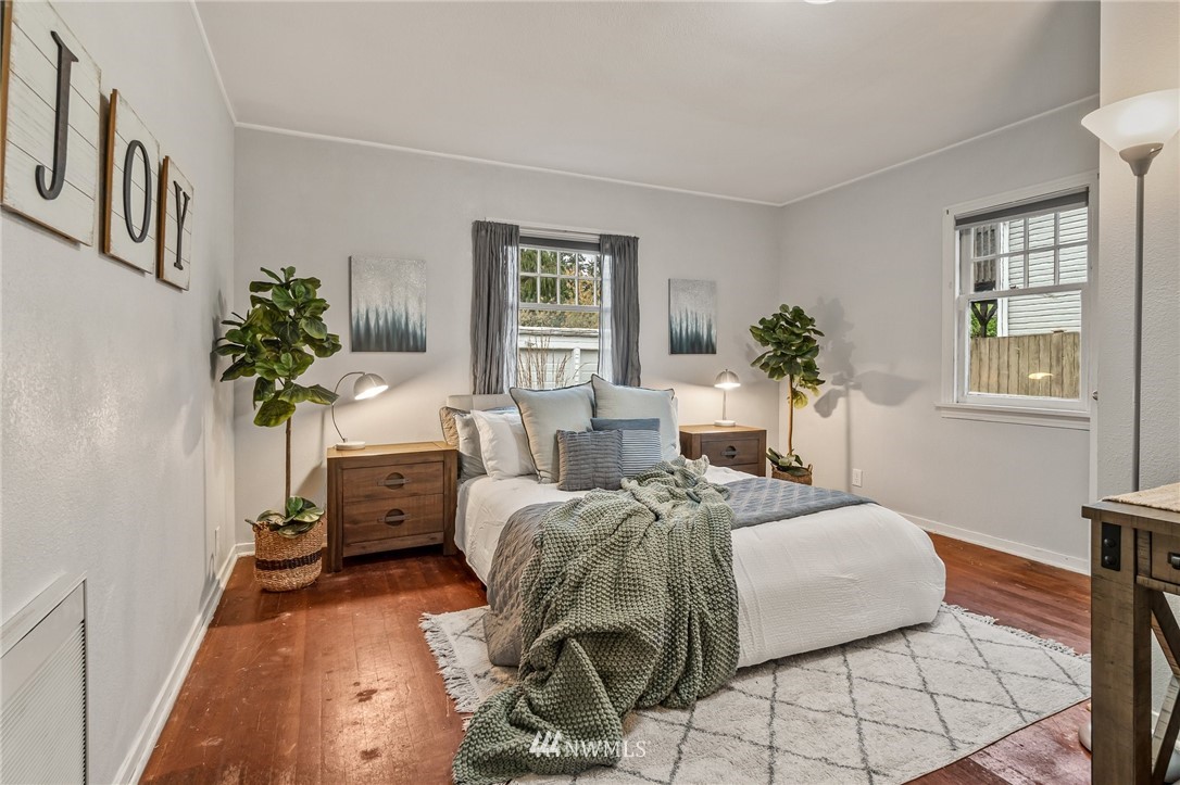 5415 Rockefeller Avenue Everett, WA 98203 - Photo 20 of 30 a bed room with a bed and a potted plant