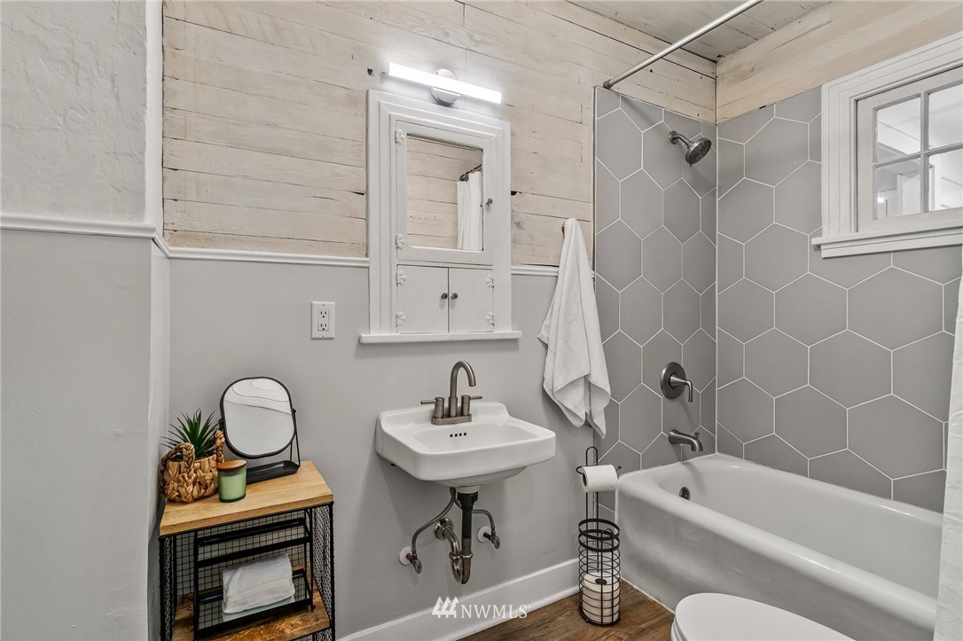 5415 Rockefeller Avenue Everett, WA 98203 - Photo 22 of 30 a bathroom with a sink and a bathtub