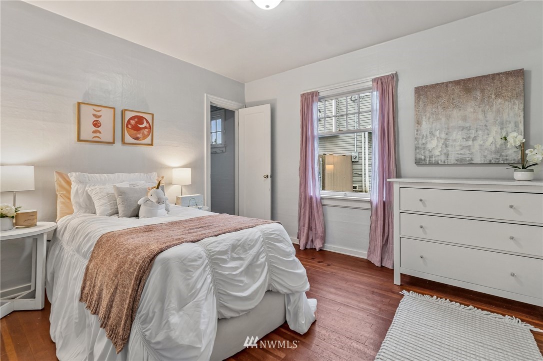 5415 Rockefeller Avenue Everett, WA 98203 - Photo 23 of 30 a spacious bedroom with a bed and a window