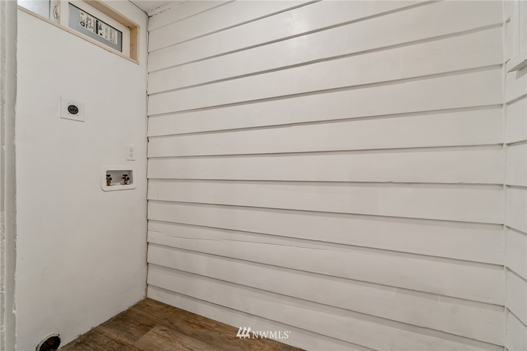 5415 Rockefeller Avenue Everett, WA 98203 - Photo 25 of 30 a close up of a shower
