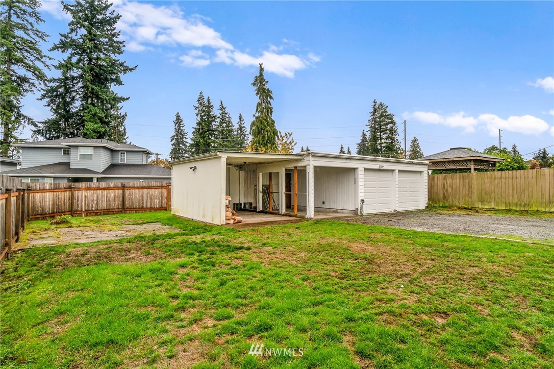 5415 Rockefeller Avenue Everett, WA 98203 - Photo 27 of 30 a view of a house with backyard and a tree