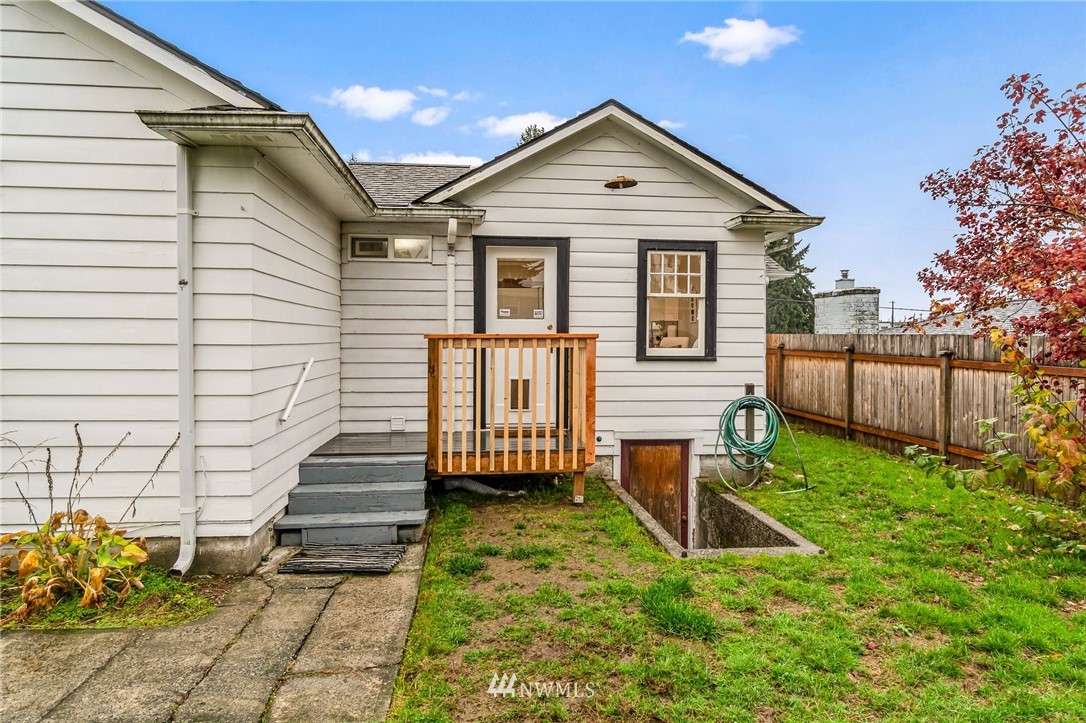 5415 Rockefeller Avenue Everett, WA 98203 - Photo 28 of 30 a front view of a house with a yard