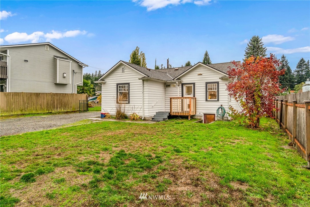 5415 Rockefeller Avenue Everett, WA 98203 - Photo 29 of 30 a front view of a house with a yard