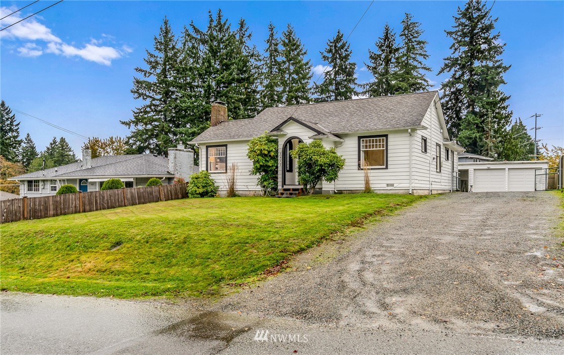 5415 Rockefeller Avenue Everett, WA 98203 - Photo 30 of 30 a front view of a house with a garden