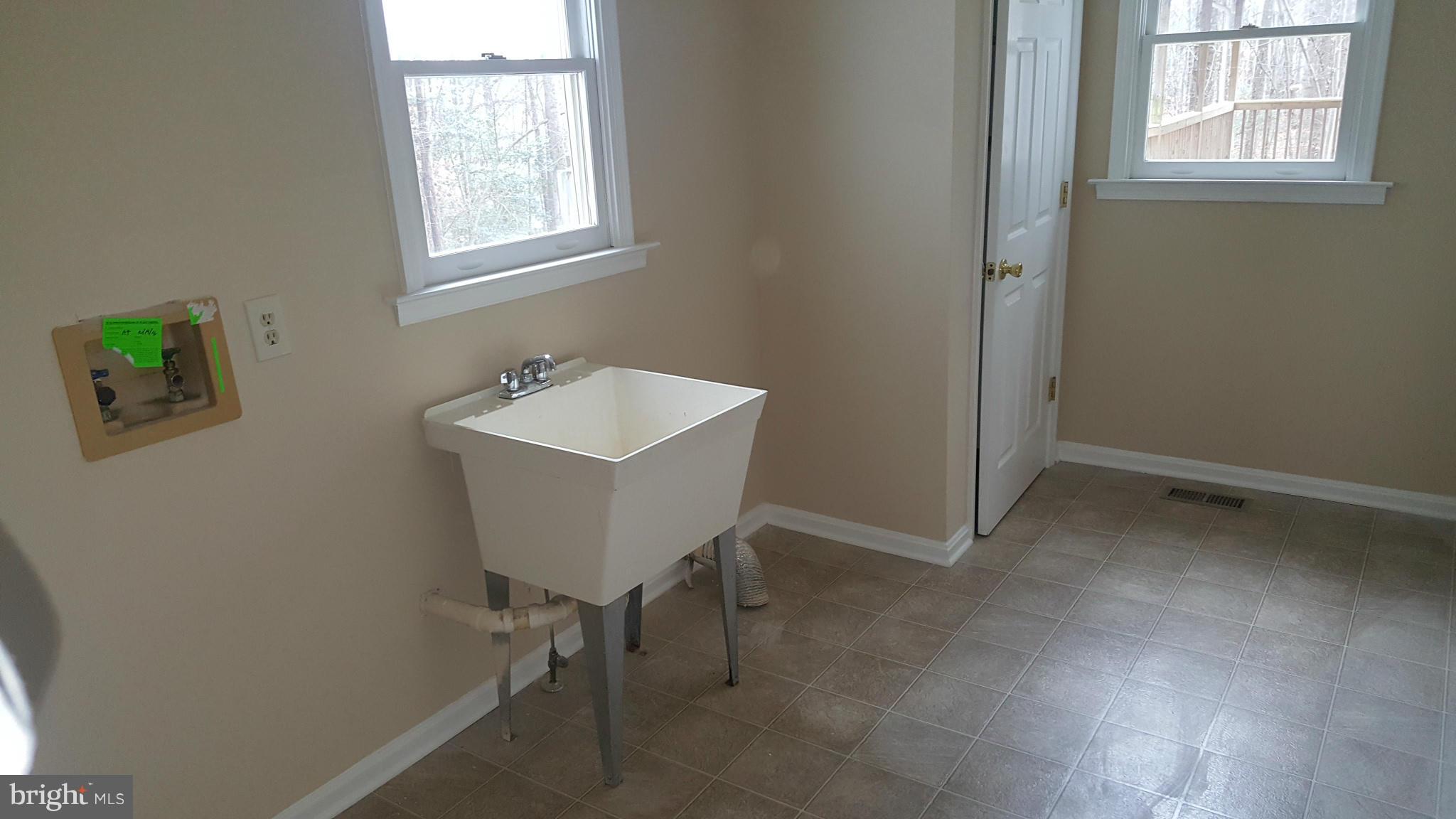 342 Sandy Ridge Road Fredericksburg, VA 22405 - Photo 22 of 29 Interior (General)