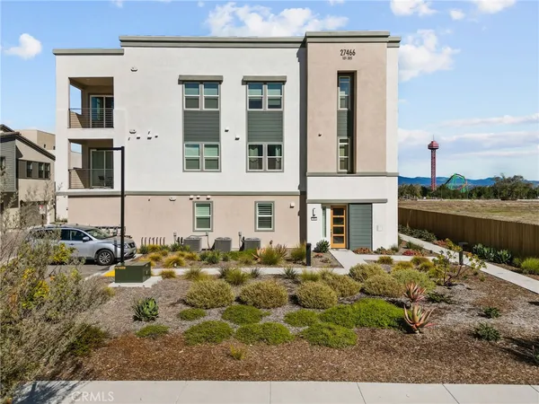 $3,200 | 27466 Mercantile Court, Unit 303, Valencia, CA 91381