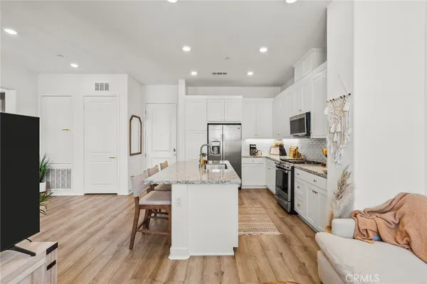 $3,200 | 27466 Mercantile Court, Unit 303, Valencia, CA 91381