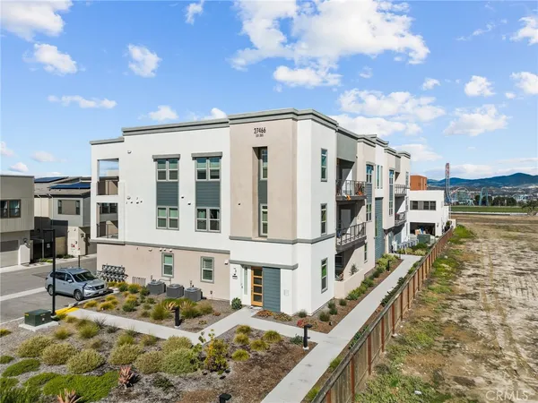 $3,200 | 27466 Mercantile Court, Unit 303, Valencia, CA 91381