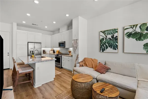 $3,200 | 27466 Mercantile Court, Unit 303, Valencia, CA 91381