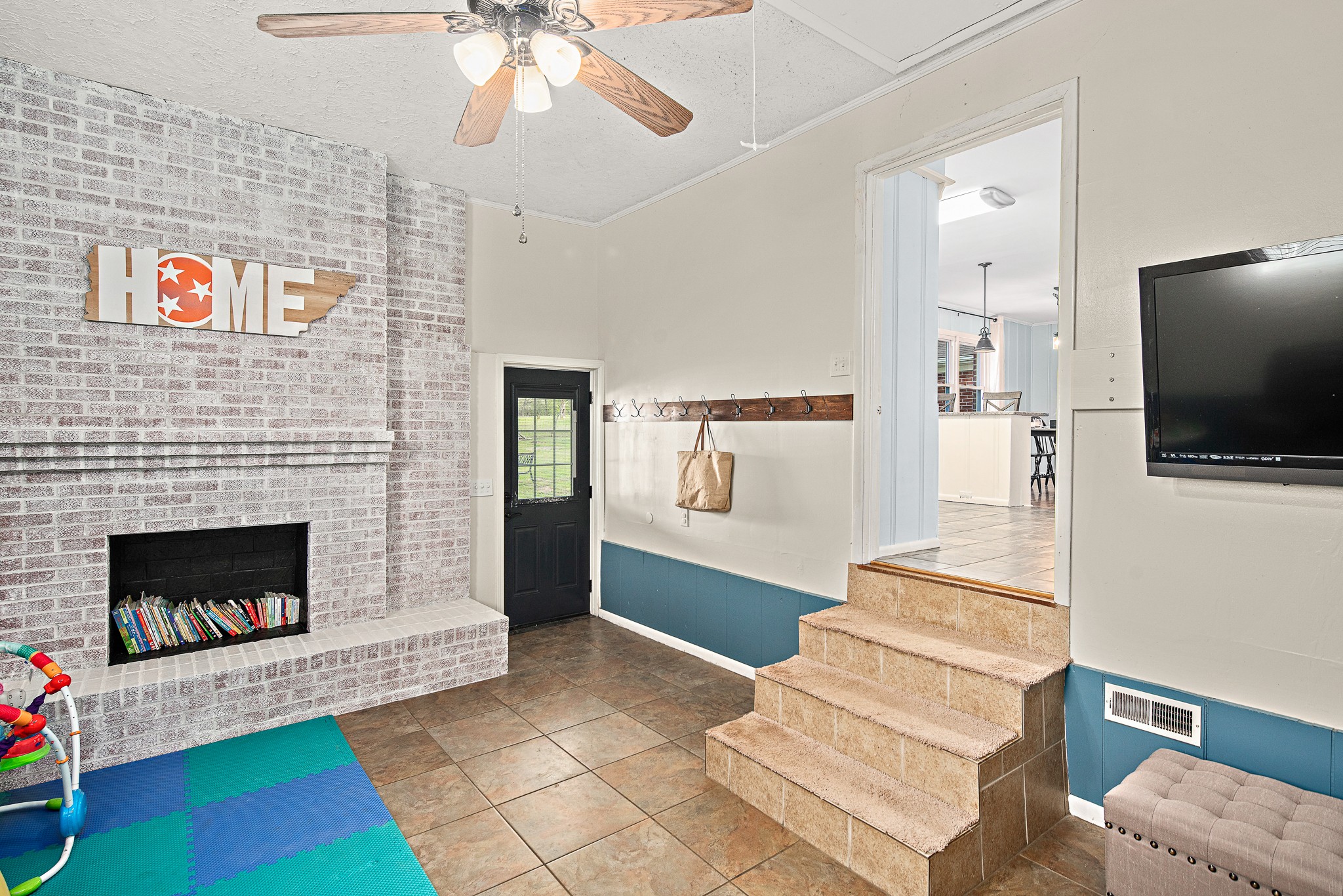 9161 Versailles Road Rockvale, TN 37153 - Photo 24 of 32 a living room with furniture and a flat screen tv
