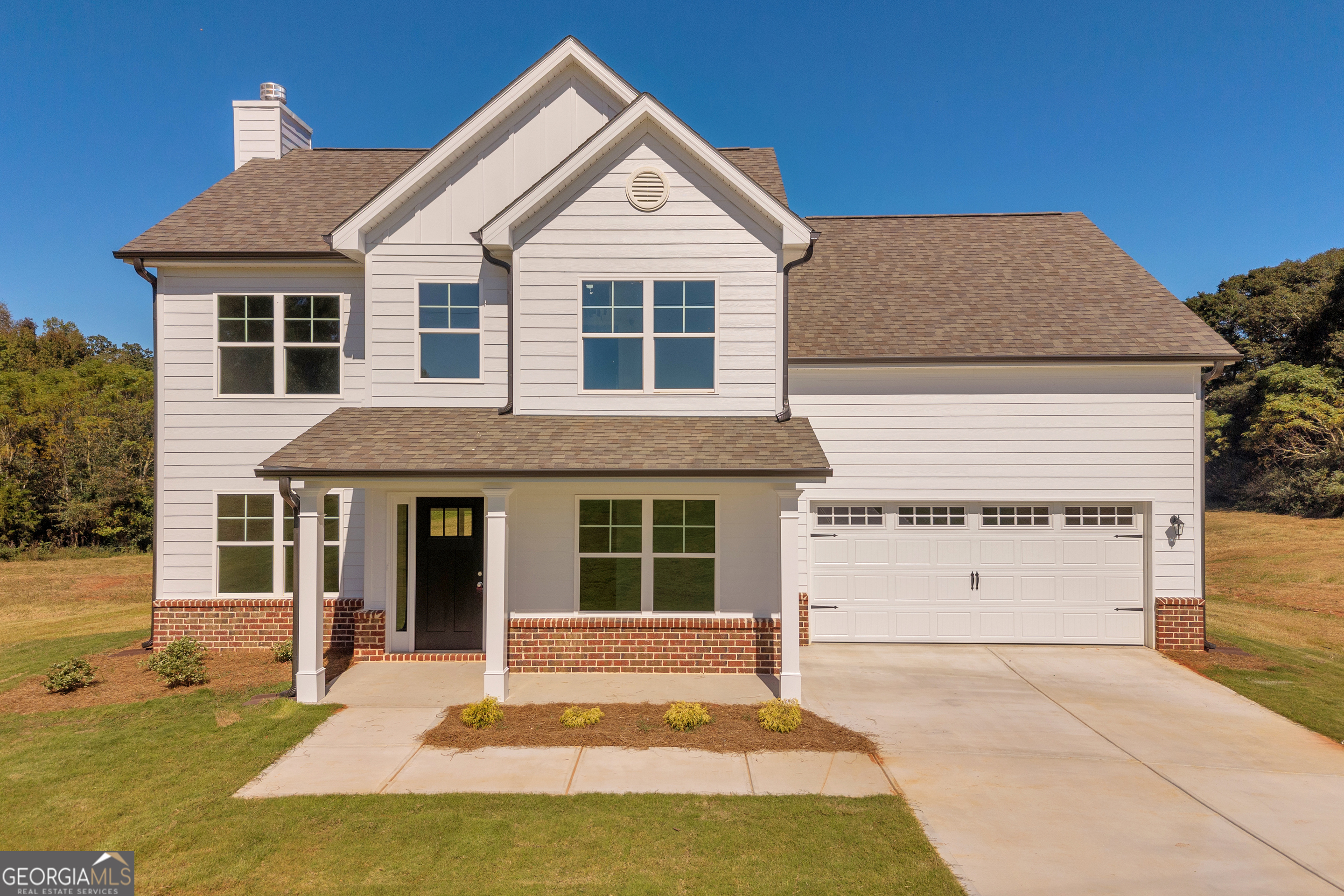 a view of a yard in front of house
