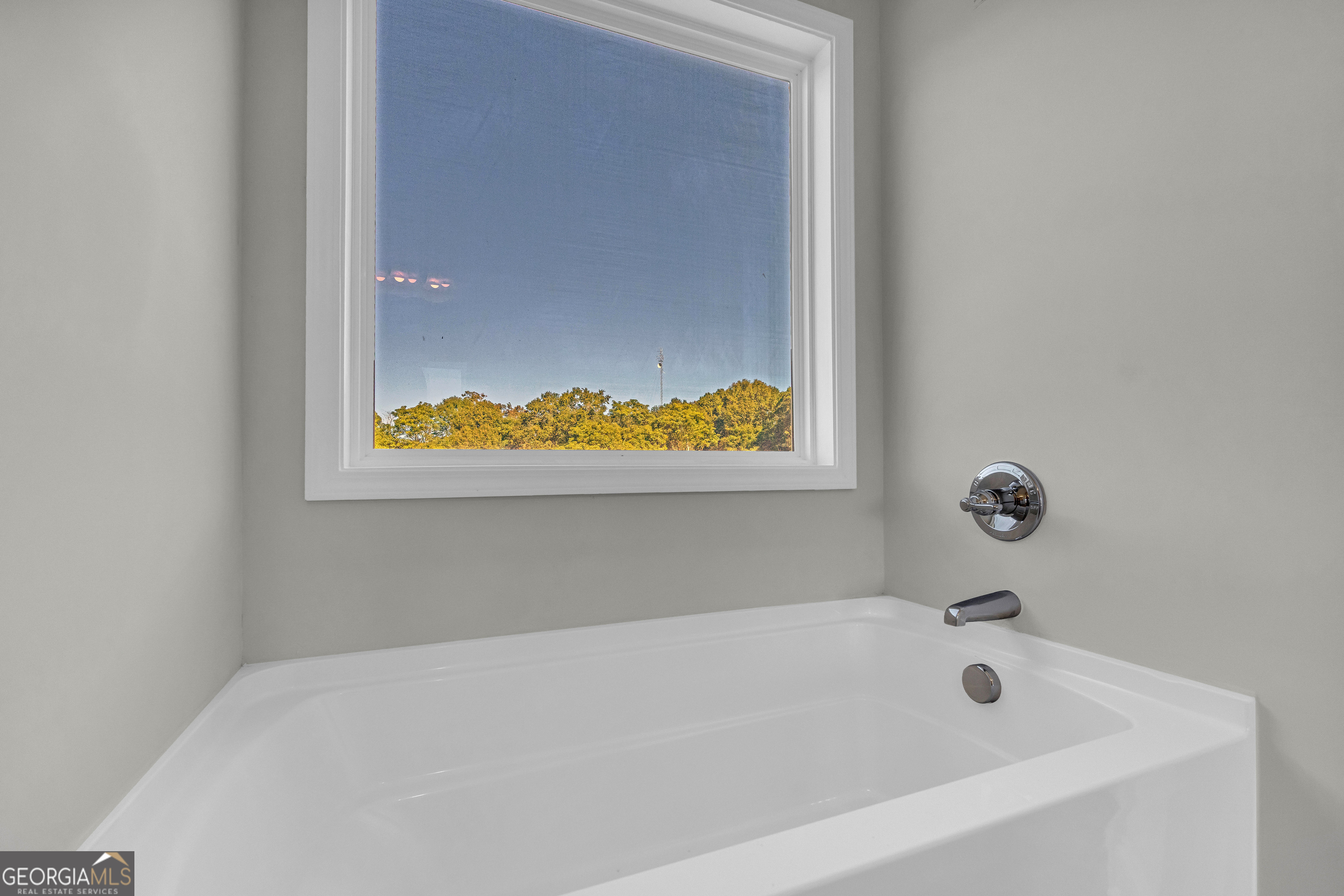 62 Sewell Road Lavonia, GA 30553 - Photo 36 of 63 a bathroom with a bathtub