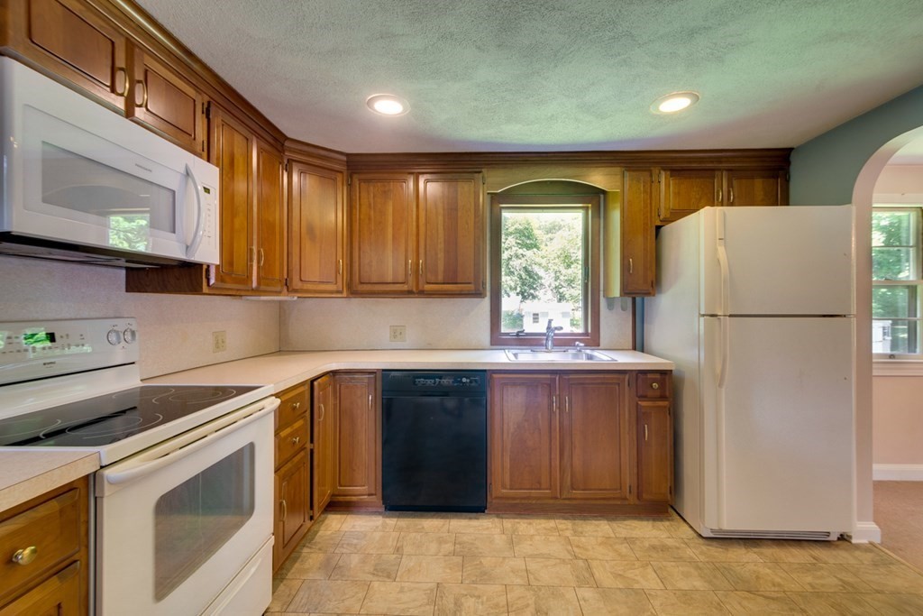 6 Williams Road North Reading, MA 01864 - Photo 6 of 33 Gallery Image 6