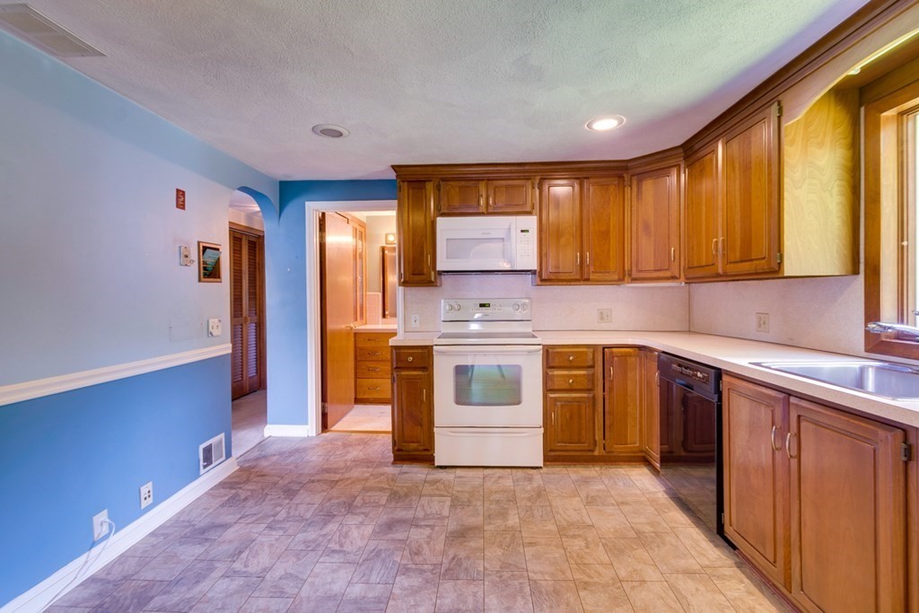 6 Williams Road North Reading, MA 01864 - Photo 7 of 33 Gallery Image 7