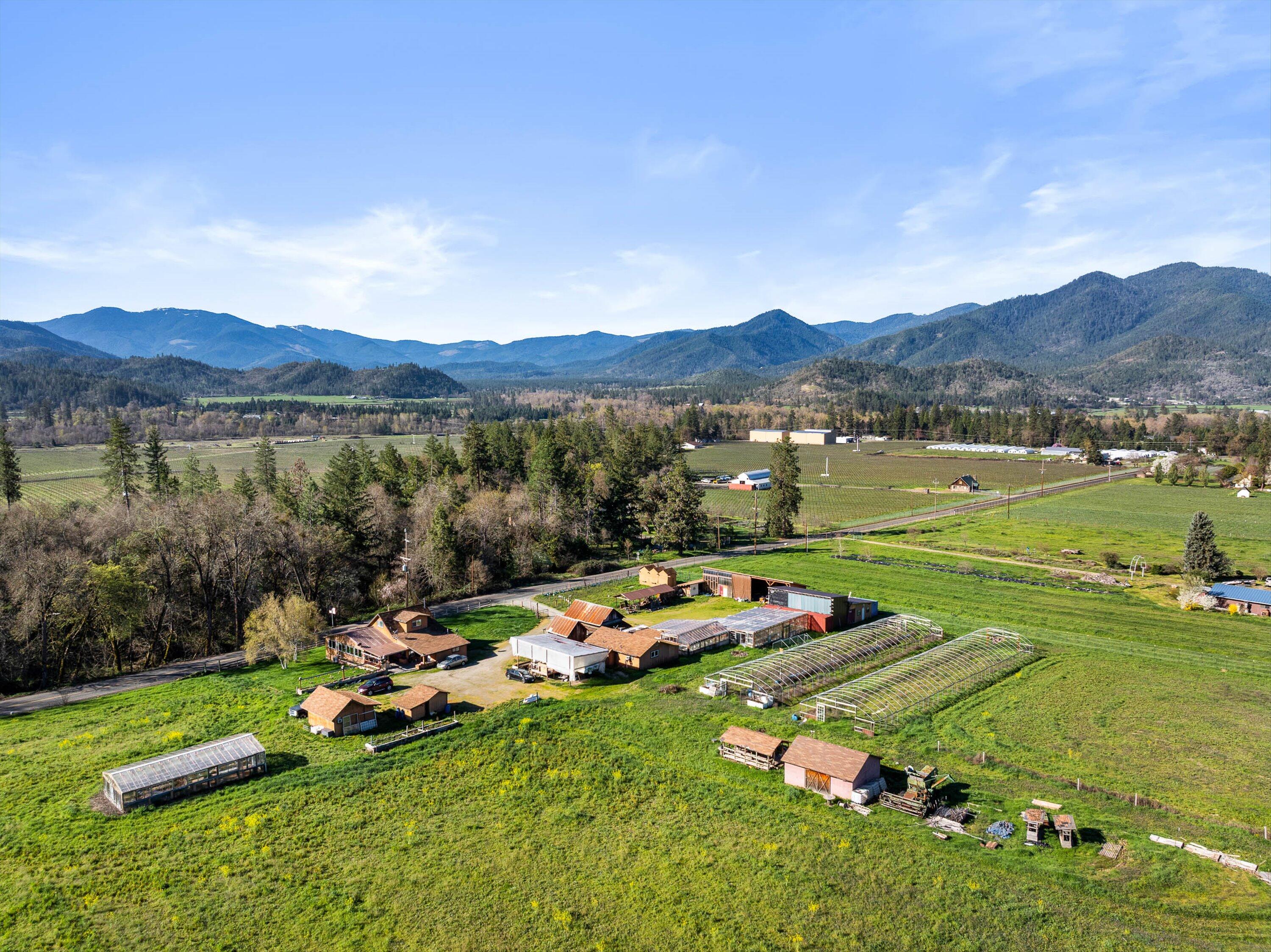 13990 North Applegate Road Grants Pass, OR 97527 - Photo 4 of 25