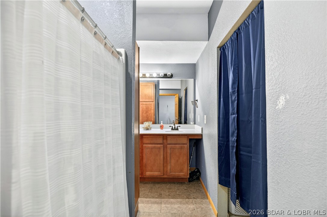 132 Hunters Ridge Road Camdenton, MO 65020 - Photo 27 of 44 Primary Bath w/ Walk- In Closet