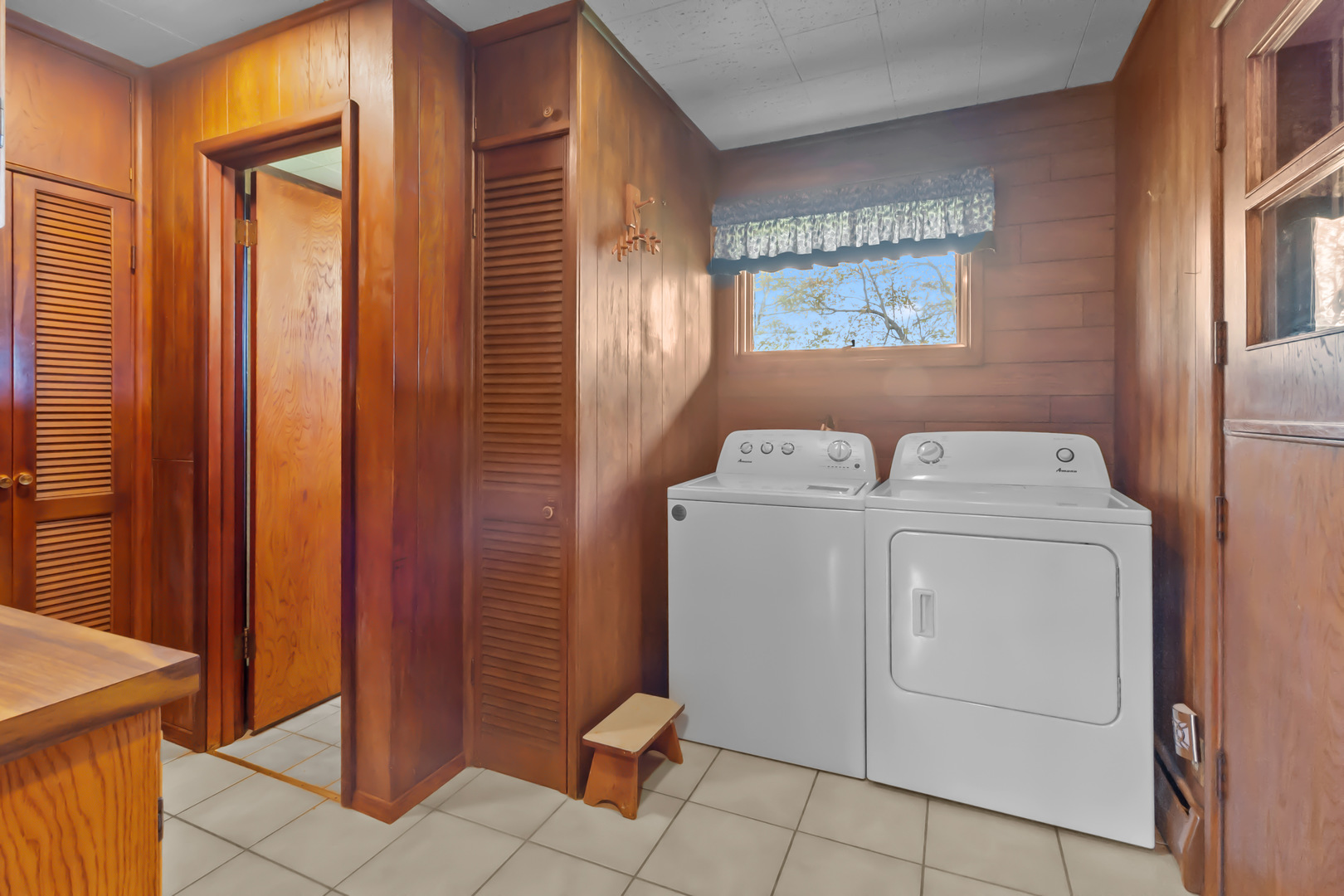 6907 White Oaks Road Harvard, IL 60033 - Photo 13 of 21 a utility room with dryer and washer