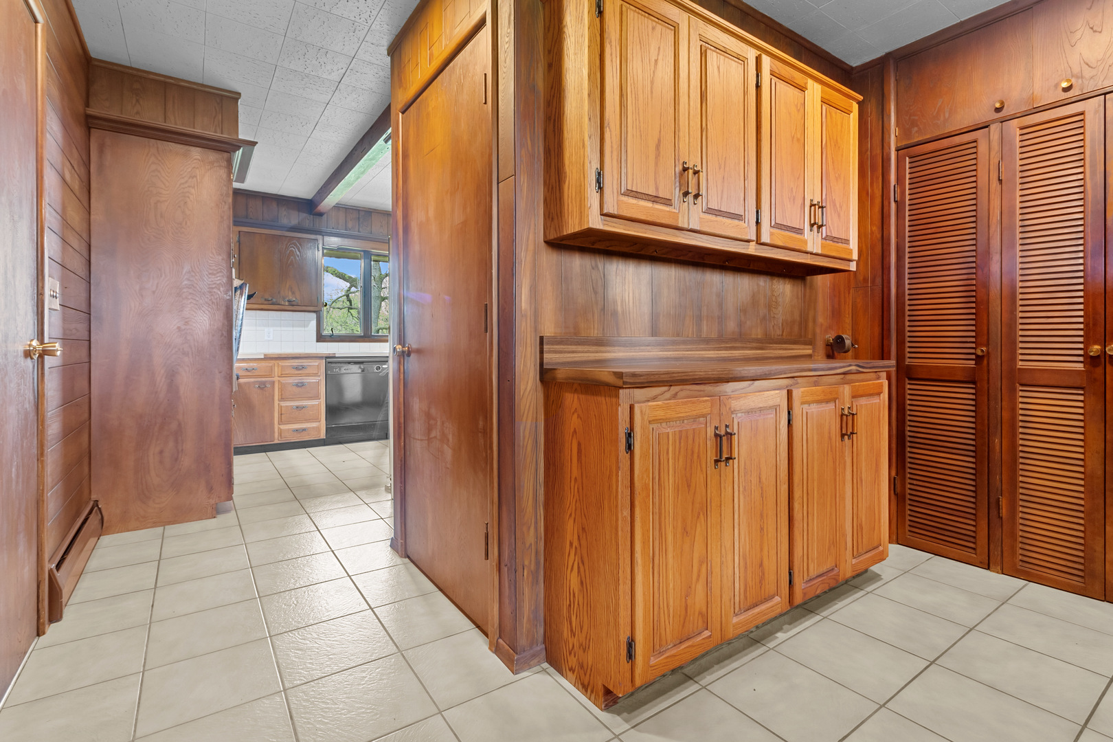 6907 White Oaks Road Harvard, IL 60033 - Photo 14 of 21 a view of a entrance and room with wooden floor