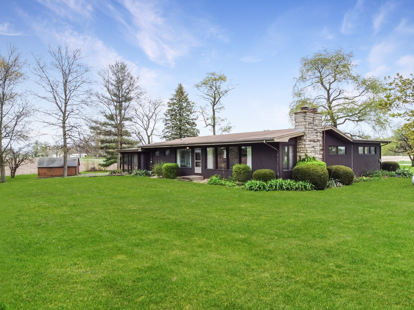 6907 White Oaks Road Harvard, IL 60033 - Photo 18 of 21 a front view of a house with a garden