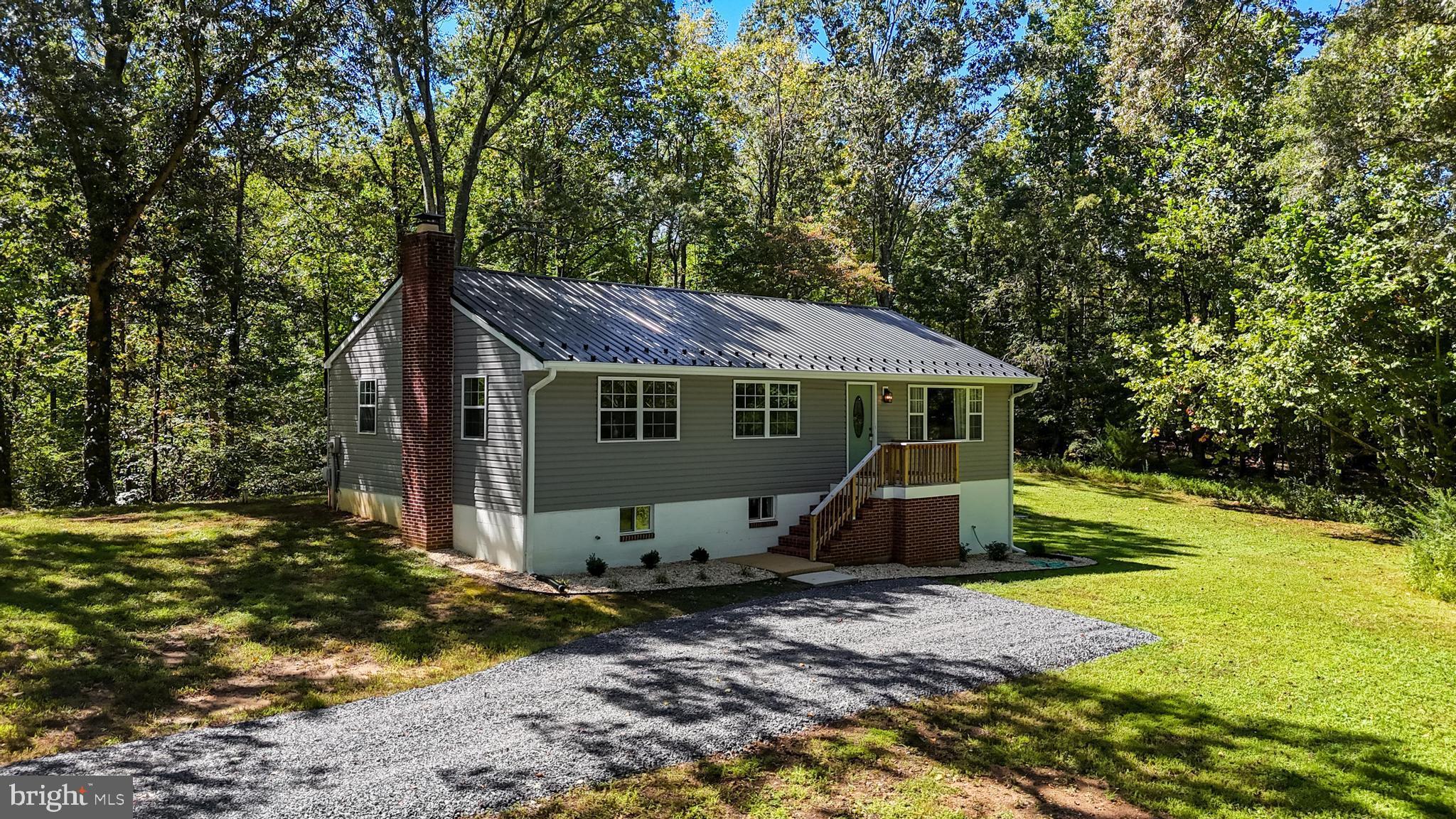 a view of a house with backyard