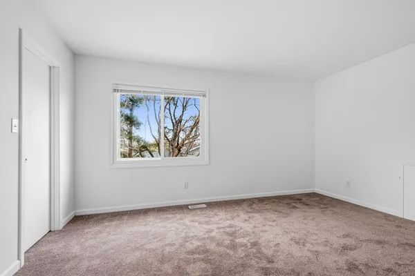 $337,000 | 5512 Abbey Drive, McHenry, IL 60050