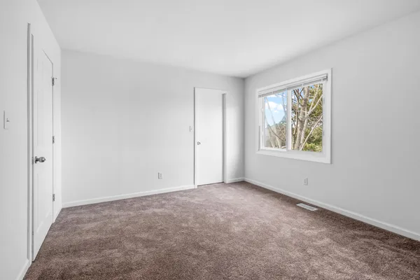 $337,000 | 5512 Abbey Drive, McHenry, IL 60050