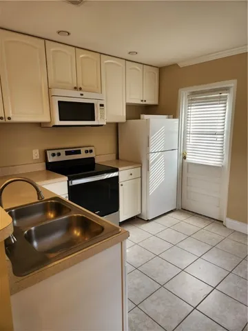 $2,000 | 1038 C Ocean Boulevard, St. Simons Island, GA 31522