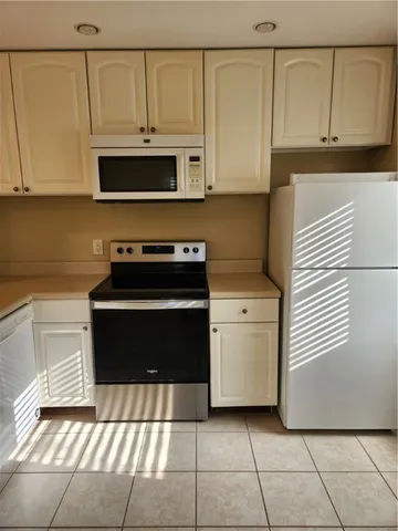 $2,000 | 1038 C Ocean Boulevard, St. Simons Island, GA 31522