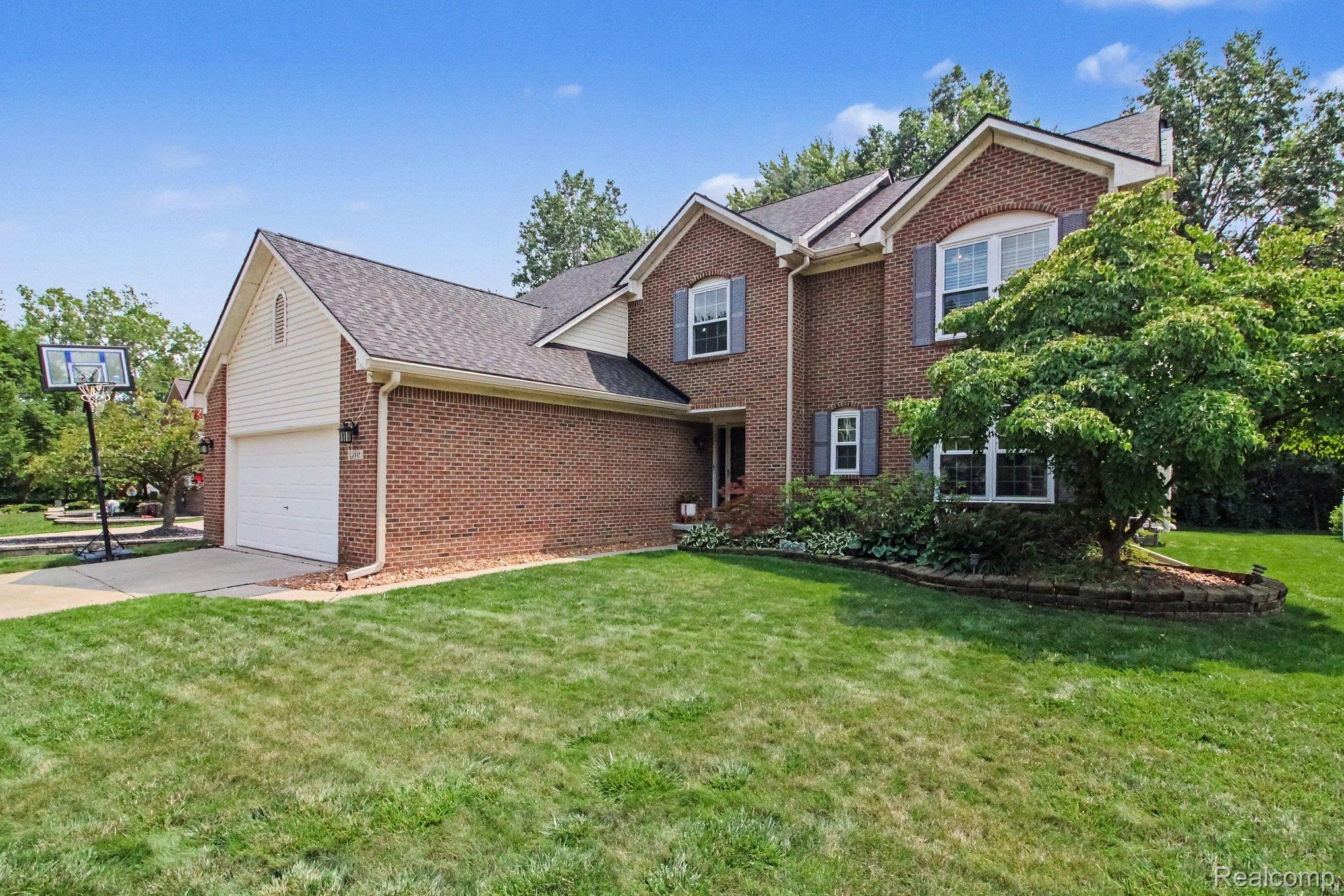 22507 Fawn Road Trenton, MI 48183 - Photo 4 of 28 004_file_6693.jpg