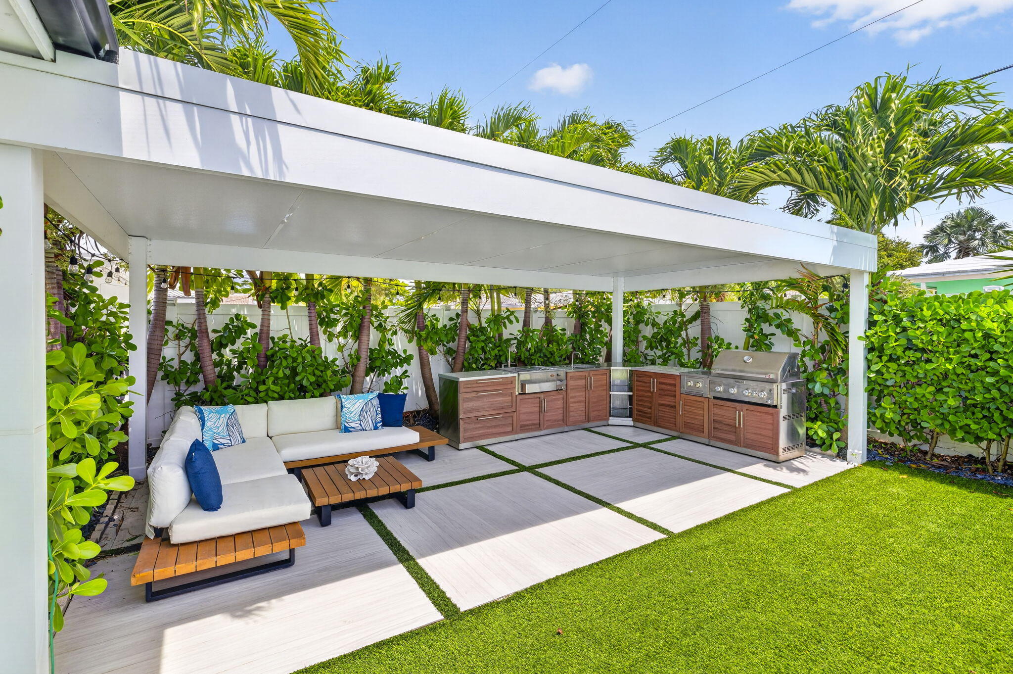 2917 Northeast 35th Court Lighthouse Point, FL 33064 - Photo 3 of 41 Outdoor Living