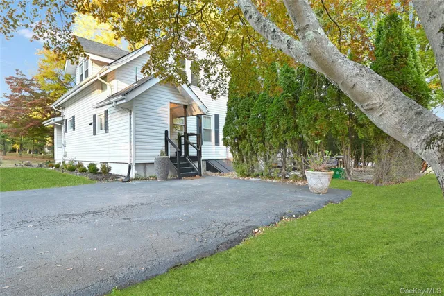 $688,000 | 12 East Nauraushaun Avenue, Pearl River, NY 10965