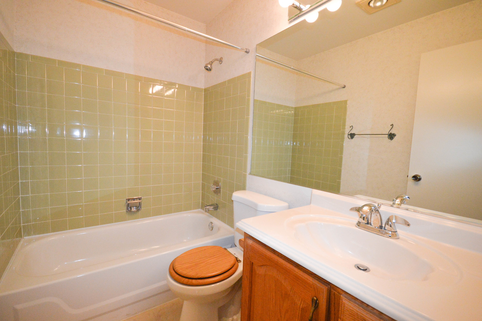 1019 Boxwood Court, Unit B1 Wheeling, IL 60090 - Photo 12 of 17
