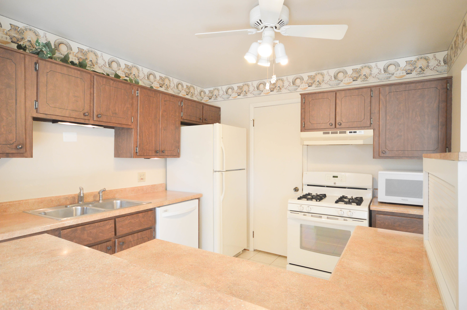 1019 Boxwood Court, Unit B1 Wheeling, IL 60090 - Photo 5 of 17