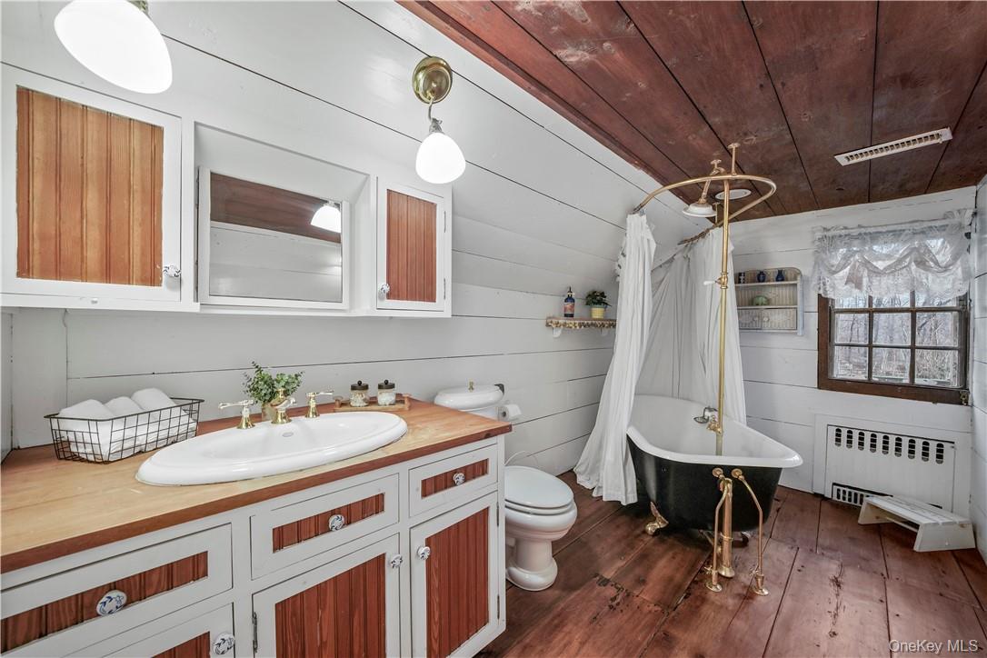 15 Inningwood Road Ossining, NY 10562 - Photo 14 of 50 Upstairs full hall bathroom with clawfoot tub