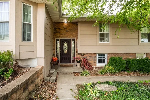 $438,500 | 13521 Polfer Road, Kansas City, KS 66109