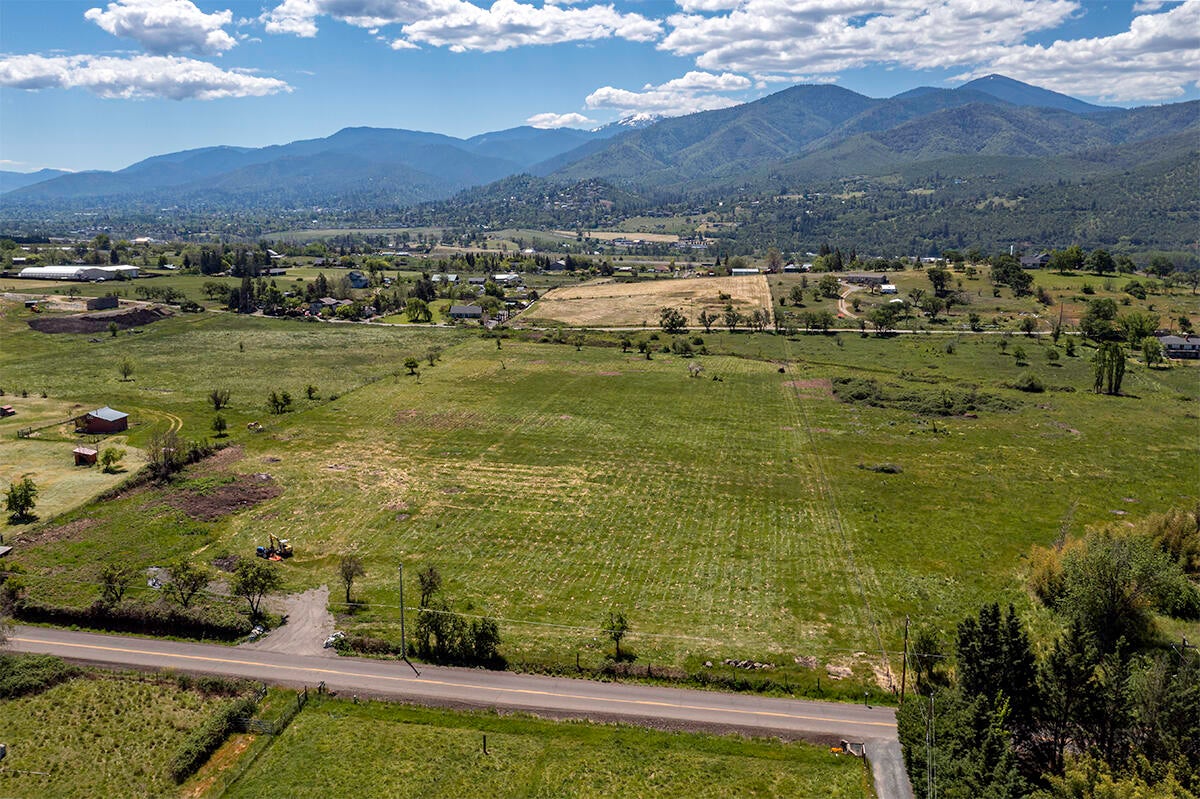 184 East Valley View Road Ashland, OR 97520 - Photo 2 of 12 Gallery Image 2