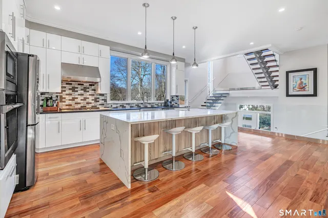 $949,900 | 1030 Beechlawn Terrace, Orange, CT 06477