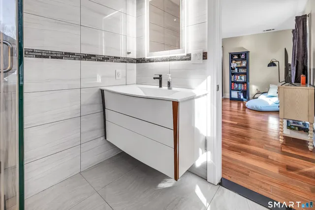 $949,900 | 1030 Beechlawn Terrace, Orange, CT 06477