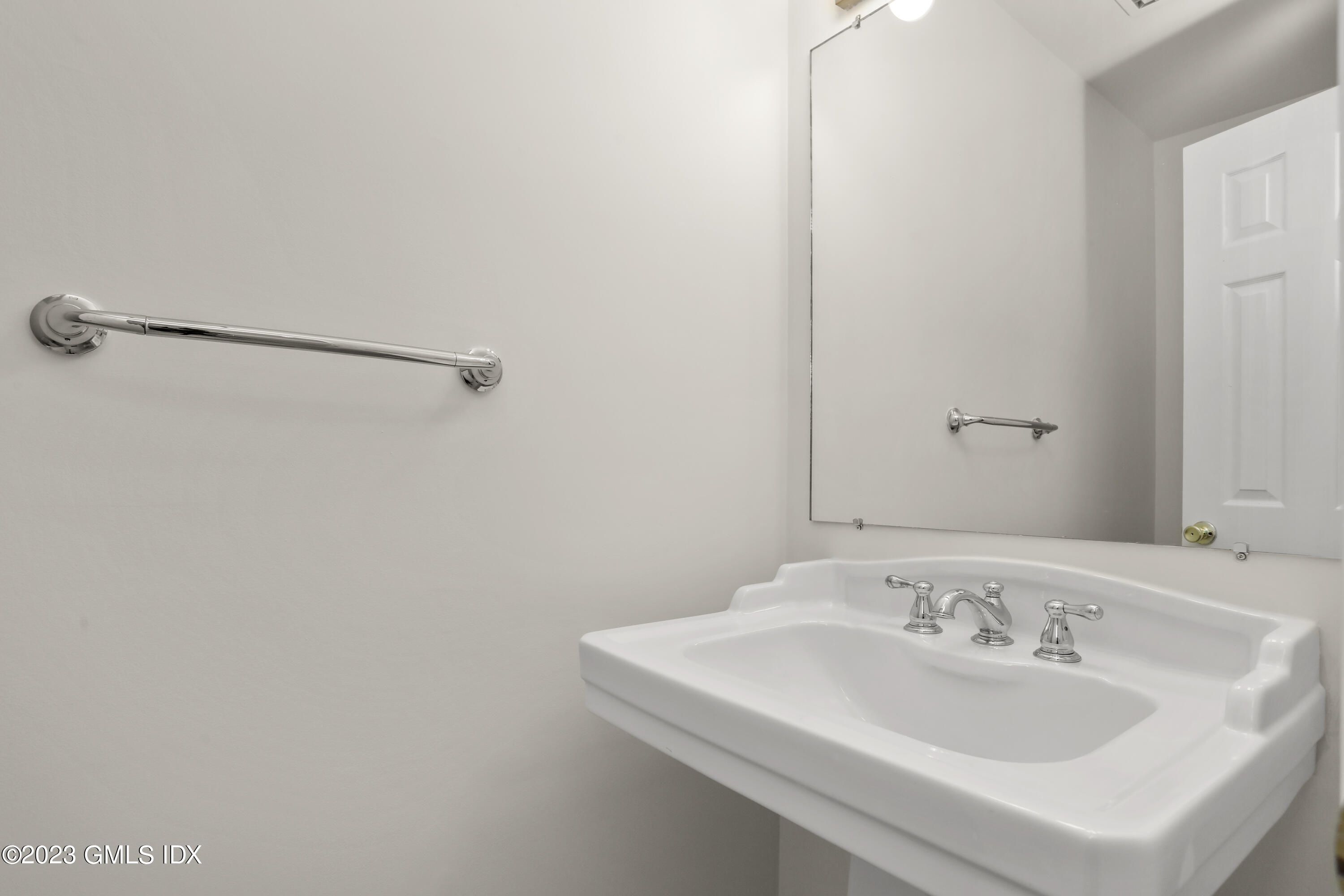 5 Glen Street, Unit 101 Greenwich, CT 06830 - Photo 11 of 37 a bathroom with a sink and a mirror