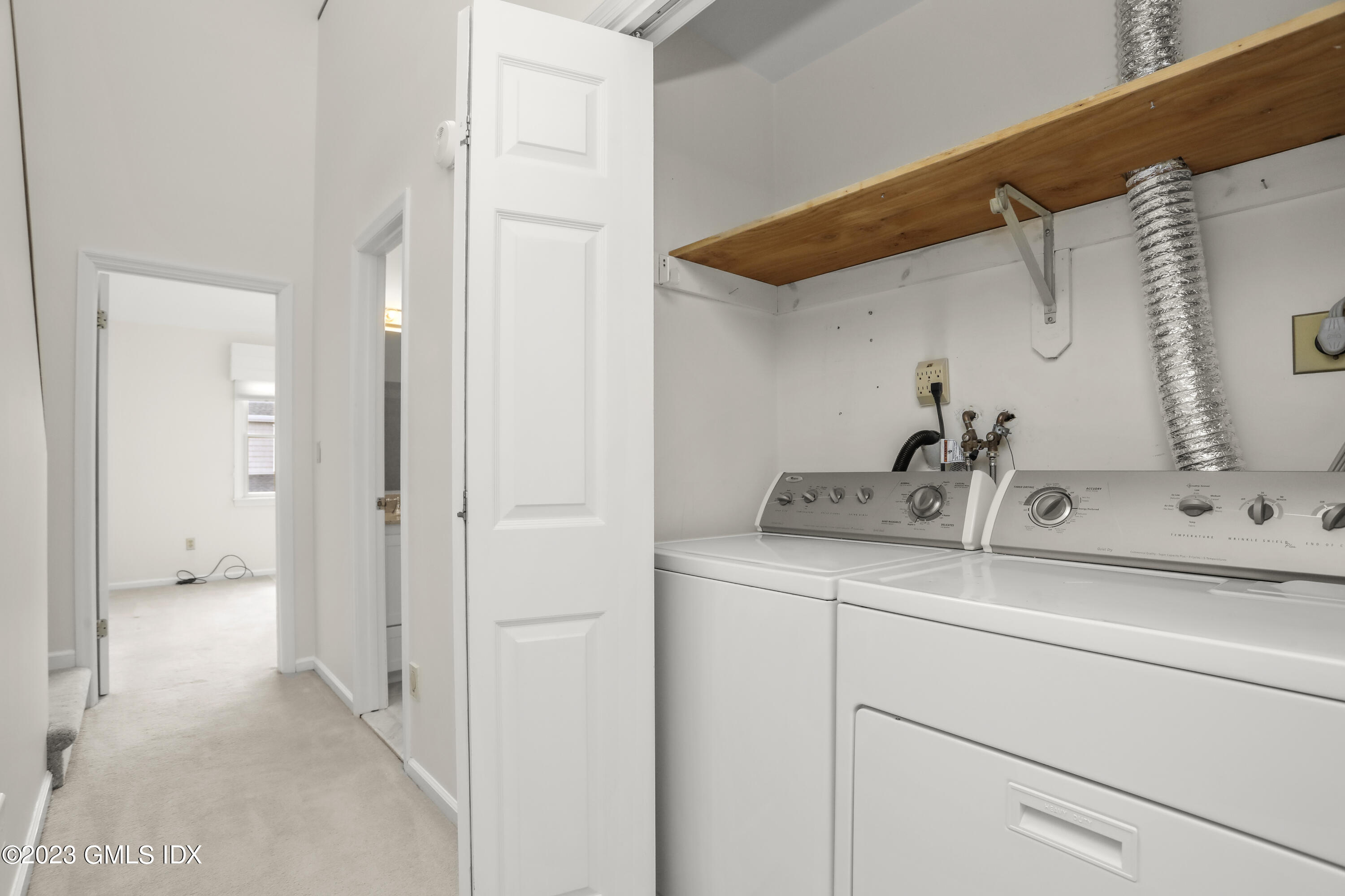 5 Glen Street, Unit 101 Greenwich, CT 06830 - Photo 21 of 37 a bathroom with a sink and mirror