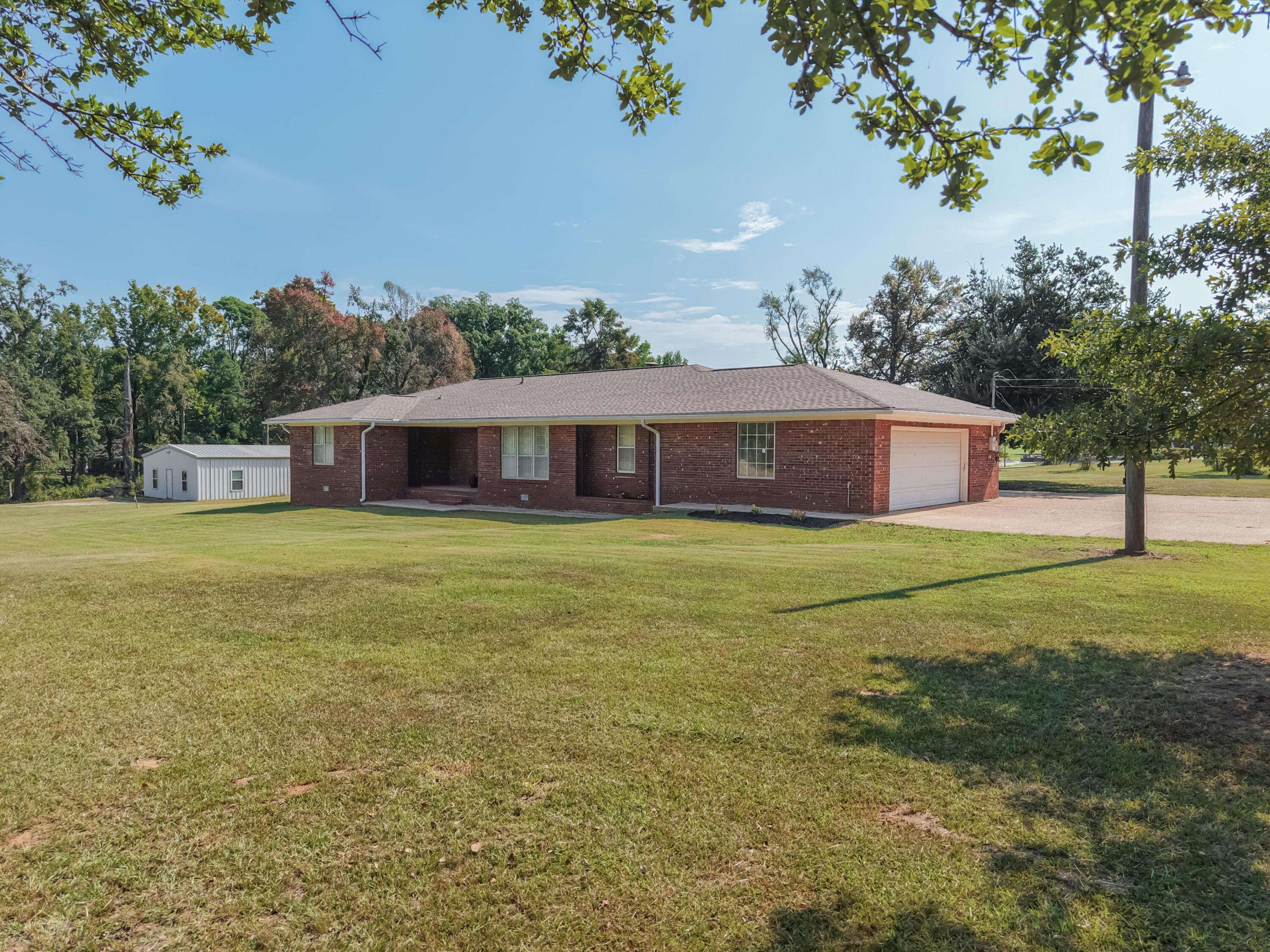 1003 Oaks Country Club Road New Albany, MS 38652 - Photo 1 of 50 Gallery Image 1